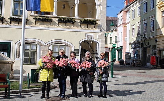 Fünf Frauen mit Rosen.