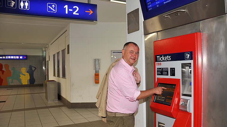 Auch Mödlings Bürgermeister und Nationalrat Hans Stefan Hintner nutzt gerne die S-Bahn um ins Parlament oder nach Wien zu fahren.
