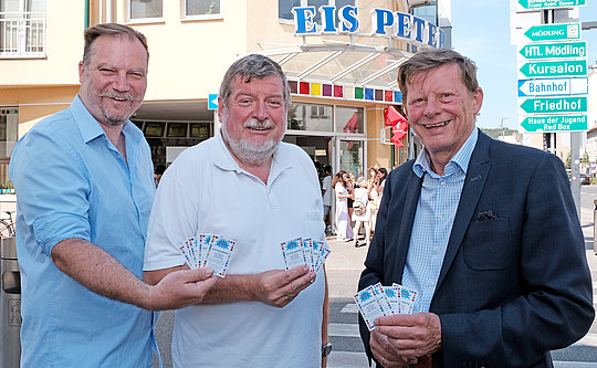 Drei Männer halten Gutscheine für Eis Peter.